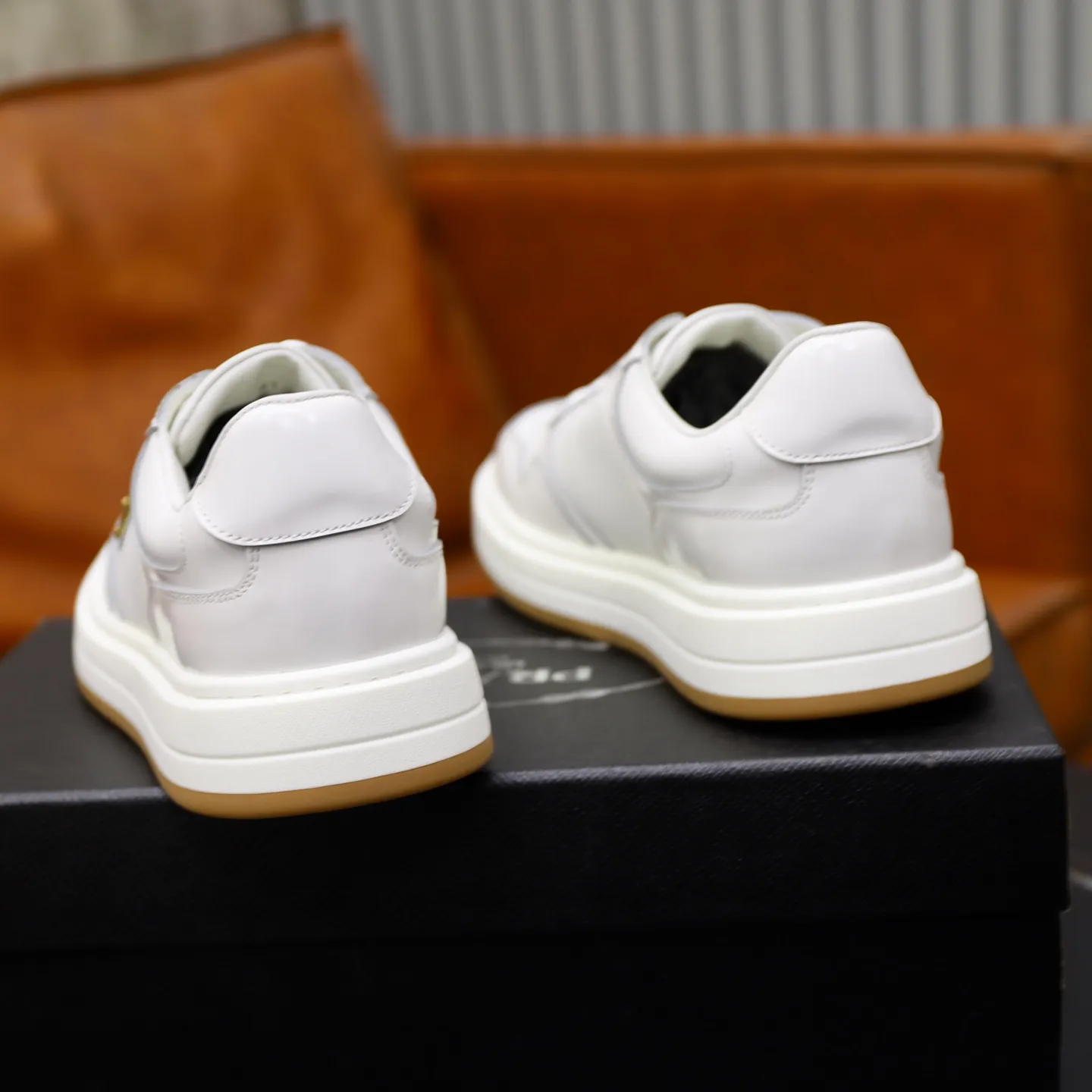 Factory price: 760💰Top original order Brand: PRADA (Prada) Standard code: Men's size 38/44 (45 can be customized) Grade: Same as the official website Material: Original cowhide stitching imported cowhide lining Original combination two-color wear-resistant soft outsole Style category: Leisure and sports version Young fashion European and American trend British style Color: Real picture color